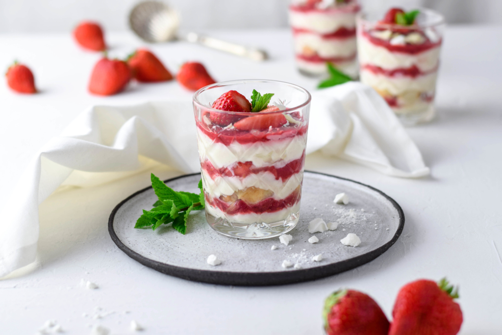 Sommerliches Erdbeer weißes Schokoladen Tiramisu im Glas