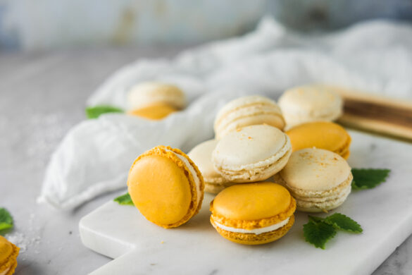 Sommerliches Erdbeer weißes Schokoladen Tiramisu im Glas