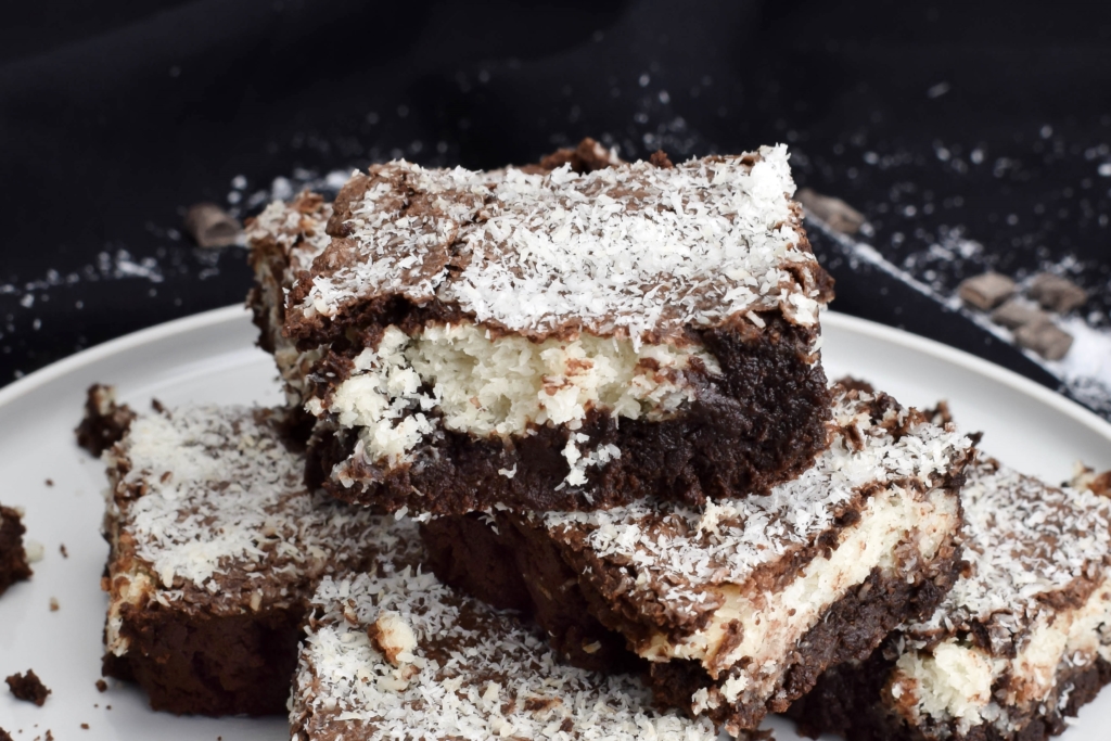 Bounty Brownies - Saftige Brownies mit Kokos Füllung