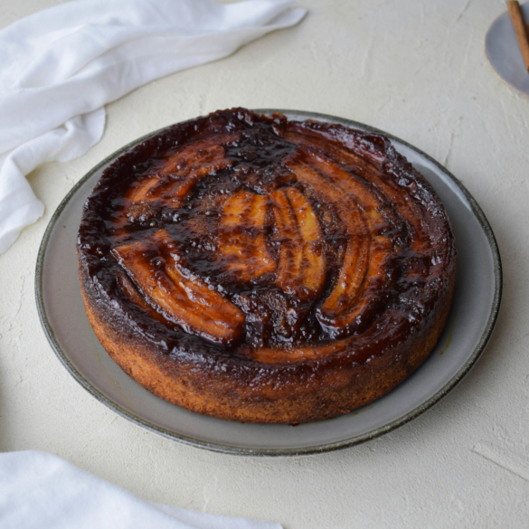 Bananen Upside Down Cake-3 Super leckeres Rezept für Bananen Upside Down Kuchen (Gestürzter Bananen Kuchen) mit gesalzenem Karamell und einer guten Prise Zimt. Perfekt geeignet für die Verwertung von braunen überreifen Bananen. - Bananenverwertung