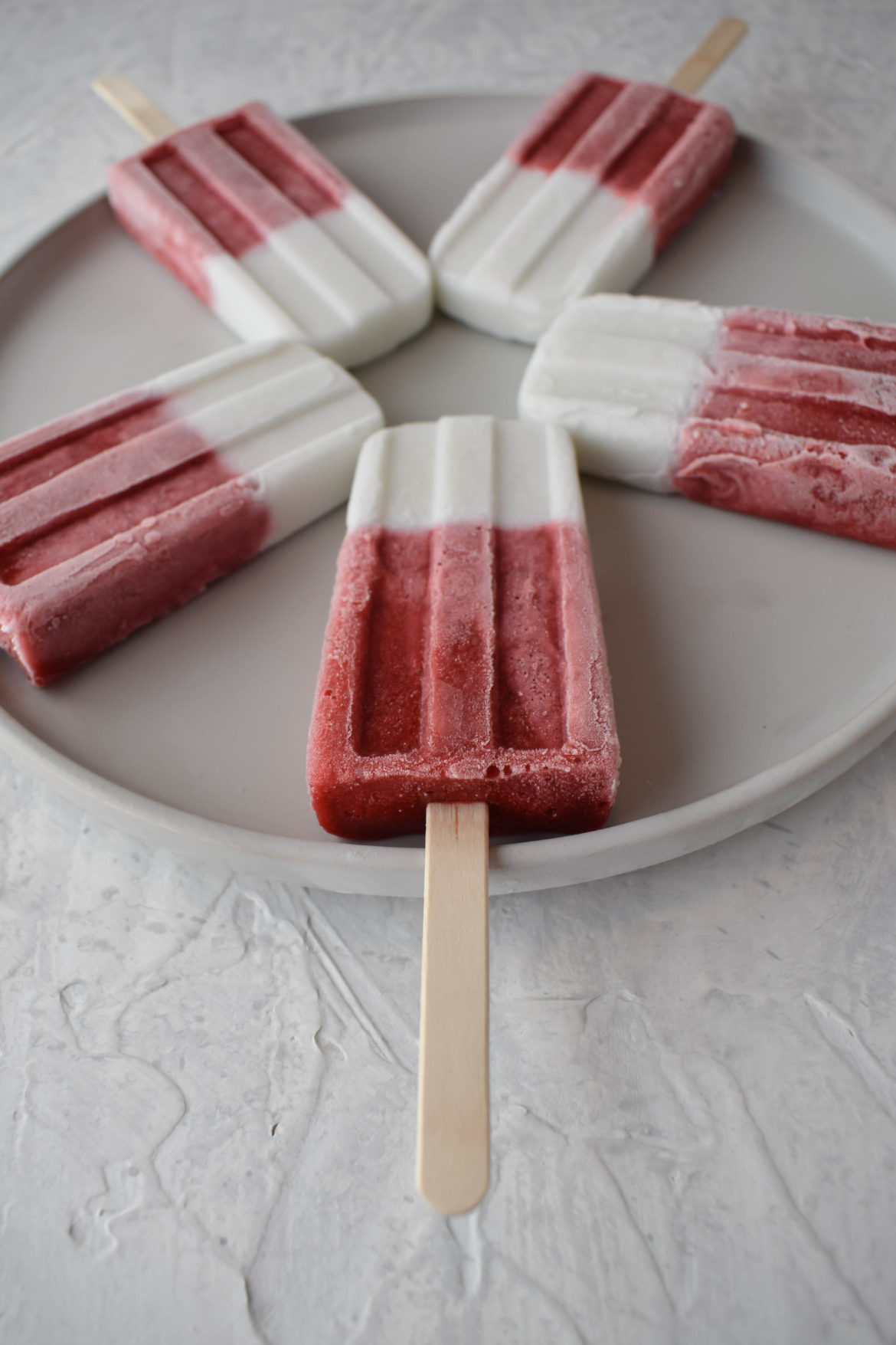 Erdbeer Kokos Eis am Stiel - Perfekt für den Sommer