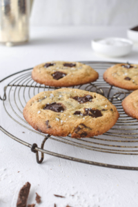 Rezept für weiche Pistazien Cookies mit dunkler Schokolade und Meersalz. Ganz einfach und schnell gemacht. Mein bestes Rezept für Cookies.