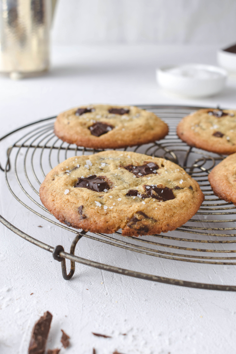 Weiche Chocolate Chip Cookies mit dunkler Schokolade und Meersalz