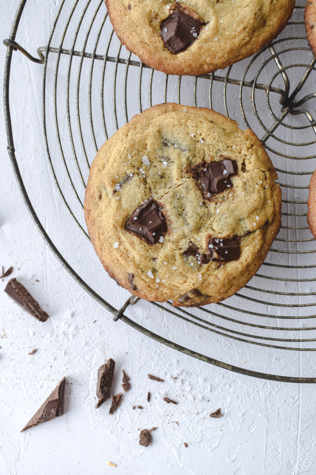 Rezept für weiche Chocolate Chip Cookies mit dunkler Schokolade. Ganz einfach und schnell gemacht. Bestes Rezept für amerikanische Cookies. #cookies #subway #kekse #schokolade