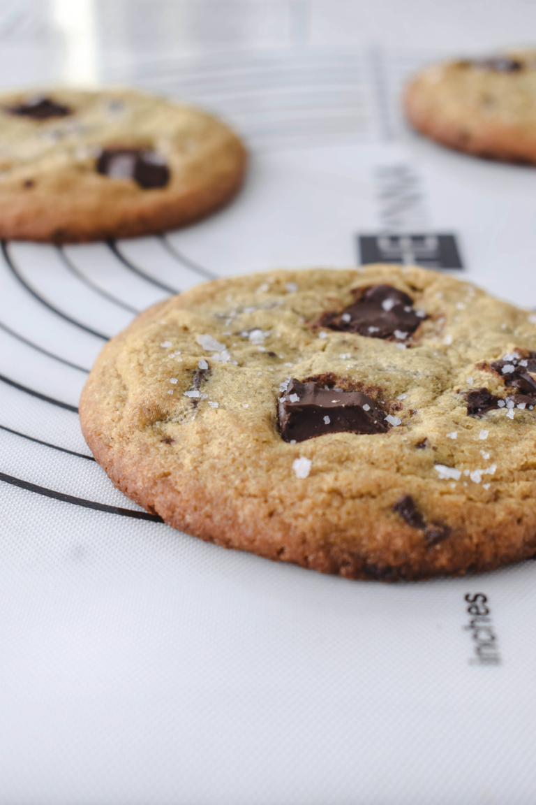 Weiche Chocolate Chip Cookies mit dunkler Schokolade und Meersalz