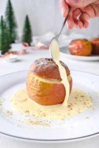 Klassischer Bratapfel Einfaches und leckeres Rezept für klassischen Bratapfel mit selbst gemachter Vanille Sauce. Perfektes Dessert für Weihnachten und den Advent.