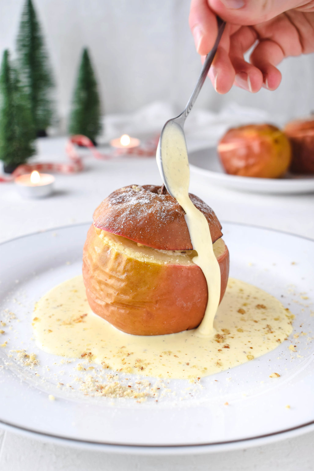 Klassischer Bratapfel mit Vanillesauce und Marzipan Nuss Füllung