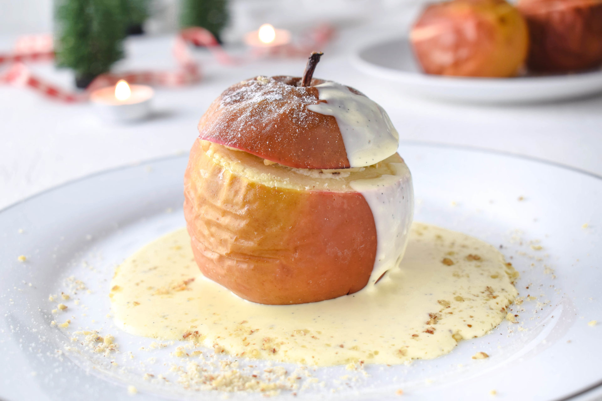 Klassischer Bratapfel mit Vanillesauce und Marzipan Nuss Füllung