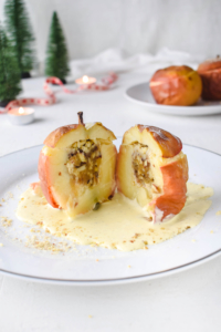 Klassischer Bratapfel Einfaches und leckeres Rezept für klassischen Bratapfel mit selbst gemachter Vanille Sauce. Perfektes Dessert für Weihnachten und den Advent.