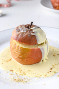 Klassischer Bratapfel Einfaches und leckeres Rezept für klassischen Bratapfel mit selbst gemachter Vanille Sauce. Perfektes Dessert für Weihnachten und den Advent.