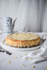 Marzipan Apfel Käsekuchen mit Amaretto Rezept für super cremigen Käsekuchen mit frischen Äpfeln, Marzipan und Amaretto. Oben drauf gibt es noch eine Mandelglasur. Ganz einfach und schnell mit Keksboden #Käsekuchen #Marzipan