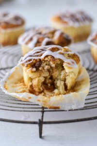 Zimtschnecken Apfel Muffins Rezept für schnelle und eifache Zimtschnecken Muffins mit Äpfeln. Ohne aufwendigen Hefeteig und super saftig und fluffig. Buttrig, süß, zimtig! #Zimtschnecken #Muffins #Apfel