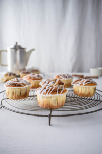 Zimtschnecken Apfel Muffins Rezept für schnelle und eifache Zimtschnecken Muffins mit Äpfeln. Ohne aufwendigen Hefeteig und super saftig und fluffig. Buttrig, süß, zimtig! #Zimtschnecken #Muffins #Apfel