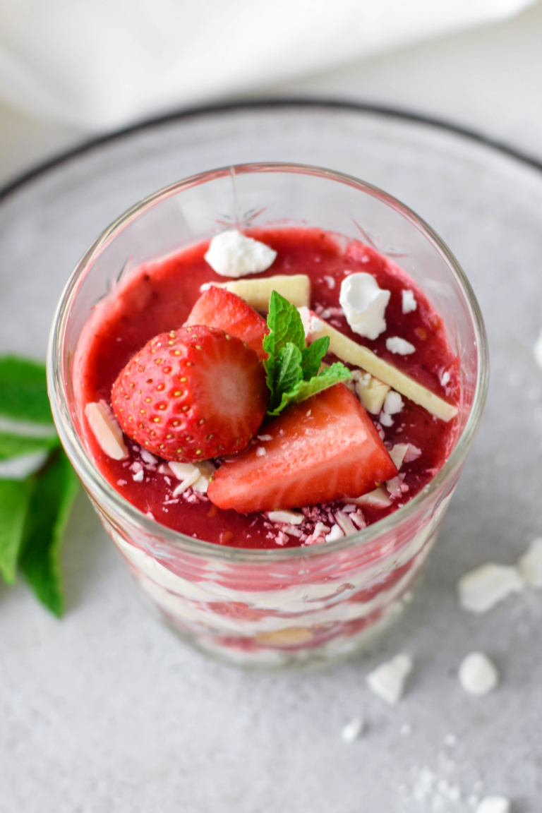 Sommerliches Erdbeer weißes Schokoladen Tiramisu im Glas