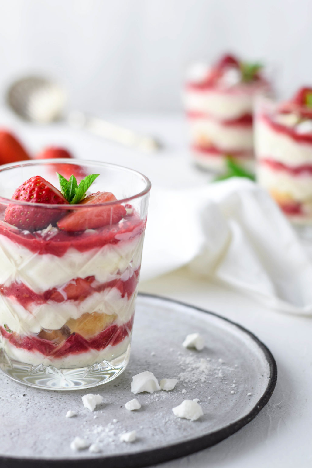 Einfaches Rezept für fruchtiges Erdbeer Tiramisu im Glas (ohne Ei) mit luftig leichter Mascarpone Creme. Ganz ohne backen und schnell gemachtes Dessert im Glas #Dessert #Erdbeeren #Tiramisu #DessertImGlas