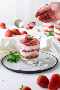 Einfaches Rezept für fruchtiges Erdbeer Tiramisu im Glas (ohne Ei) mit luftig leichter Mascarpone Creme. Ganz ohne backen und schnell gemachtes Dessert im Glas #Dessert #Erdbeeren #Tiramisu #DessertImGlas