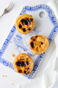 Rezept für originale Pastel / Pasteis de nata nach echtem portugisischen Rezept mit selbst gemachtem Blätterteig. Authentische Cremetörtchen aus Lissabon. Das portugiesische Nationalgebäck selbst backen. Süße Zarte Creme in knusprig leicht salzigem Blätterteig. #Pasteldenata #Lissabon #Pasteis #Belem