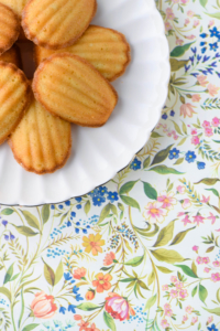 Zitrone Honig Madeleines Rezept für klassische französische Madeleines mit Honig und Zitrone. Super saftig! Lässt sich auch gut am Vortag vorbereiten und am Morgen schnell backen, sodass eure Familie mit dem vanilligen Duft von Gebäck erwacht. Oder eure Gäste zum Nachmittagskaffee von dem Geruch von frischen Madeleines empfangen werden und noch warm diese Köstlichkeiten genießen können. #Madeleines #Patisserie #Teegebäck