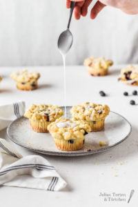 Rezept für super saftige Blaubeermuffins mit buttrig knusprigen Streuseln. Ganz einfaches Rezept und schnell zu machen. Perfekt als Kuchen fürs Büro! #muffins #blaubeermuffins #streusel