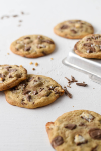 Bounty Cookies Rezept für saftige weiche Bounty Cookies nach amerikanischem Vorbild. Schnell und einfach gemacht. Mit extra großen Schokostückchen und Bounty. #Cookies #Kekse #Bounty #Kokos