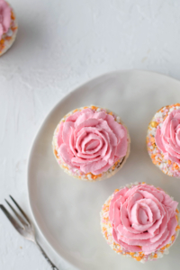 Himbeer Marmor Cupcakes Rezept für super schöne Himbeer Marmor Cupcakes mit Schokolade und fruchtigen Himbeeren. Mit Mascarpone Topping in Rosen Optik. Saftige Cupcakes für den Sommer oder fürs ganze Jahr. #Cupcakes #Rezept #Dekoration