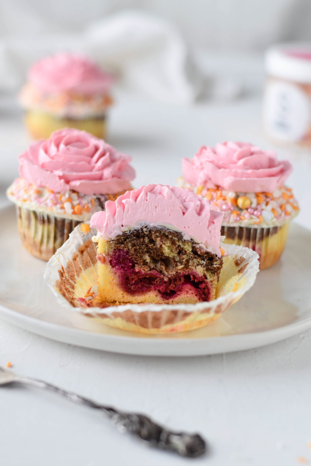 Himbeer Marmor Cupcakes mit Rosen Topping-8 ⋆ Julias Torten und Törtchen