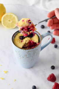 Ausgefallene Mikrowellen Tassenkuchen Rezepte für 3 ausgefallene Tassenkuchen für die Mikrowelle. Rübli Kuchen, Bananenkuchen und Zitronen Beeren Kuchen aus der Mikrowelle. In 3 Minuten gebacken. #Mikrowellenkuchen #Tassenkuchen #Rübli #Bananenkuchen #Zitronenkuchen