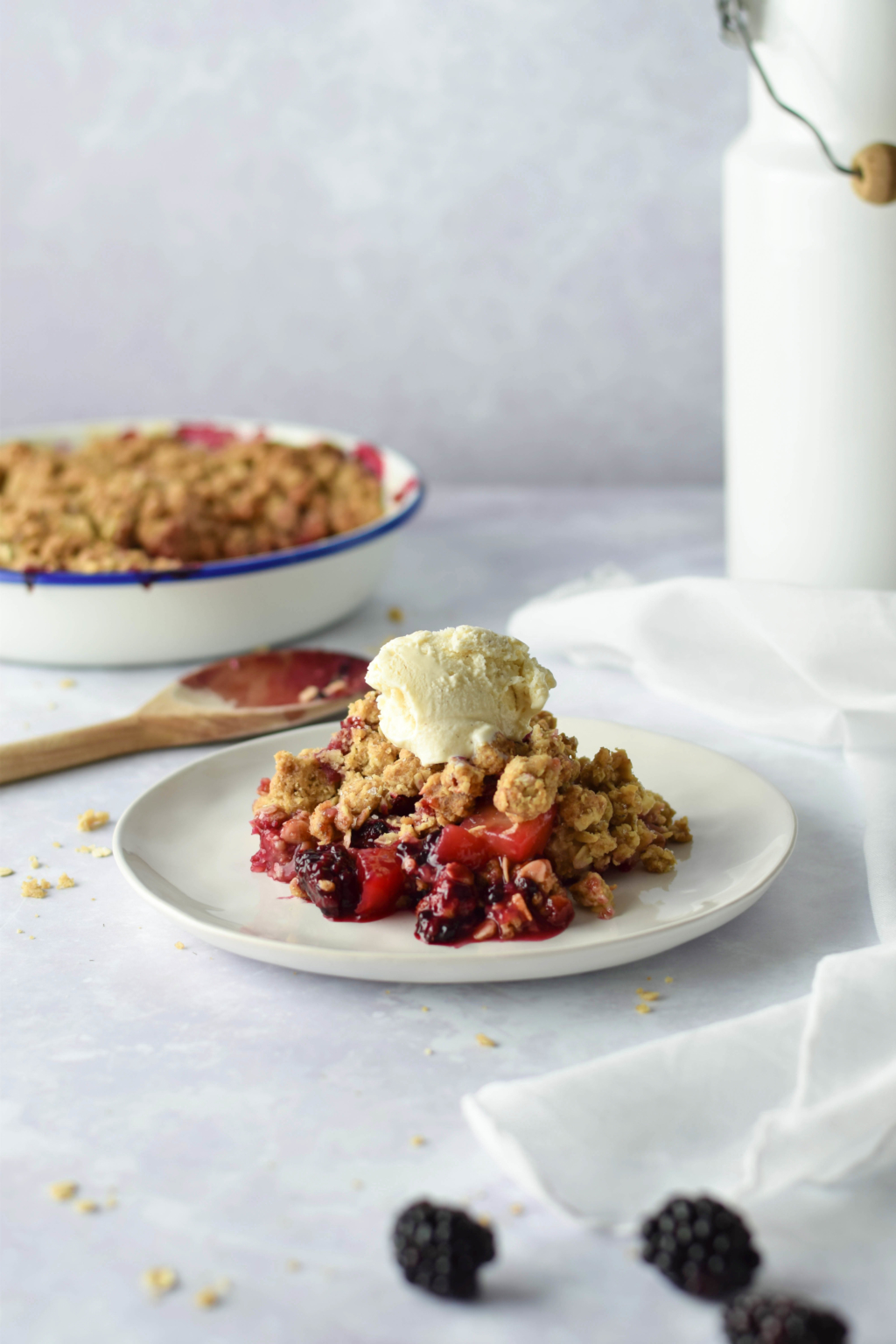 Apfel Brombeer Crumble mit Haferflocken Streuseln