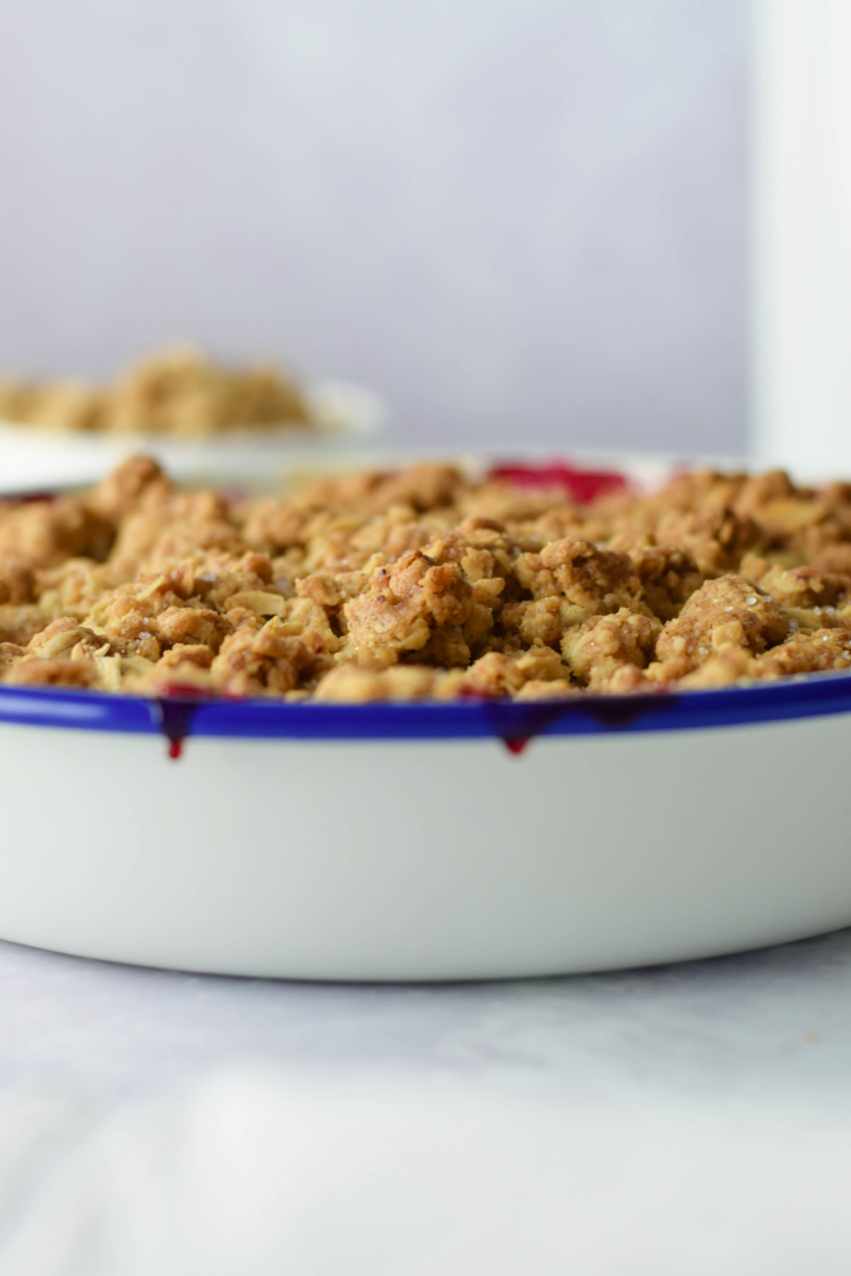 Apfel Brombeer Crumble mit Haferflocken Streuseln