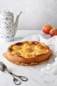 Schwäbischer Apfelkuchen Rezept zum backen eines traditionellen / klassischen schwäbischen Apfelkuchens mit versunkenen Äpfeln in Schmand-Füllung mit Vanille und Zitrone. Einfach und lecker, wie bei Oma! Super saftig und besser als mit Pudding! #Apfelkuchen #saisonal #Schmandkuchen