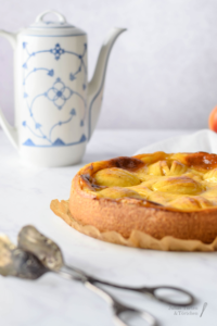 Schwäbischer Apfelkuchen Rezept zum backen eines traditionellen / klassischen schwäbischen Apfelkuchens mit versunkenen Äpfeln in Schmand-Füllung mit Vanille und Zitrone. Einfach und lecker, wie bei Oma! Super saftig und besser als mit Pudding! #Apfelkuchen #saisonal #Schmandkuchen