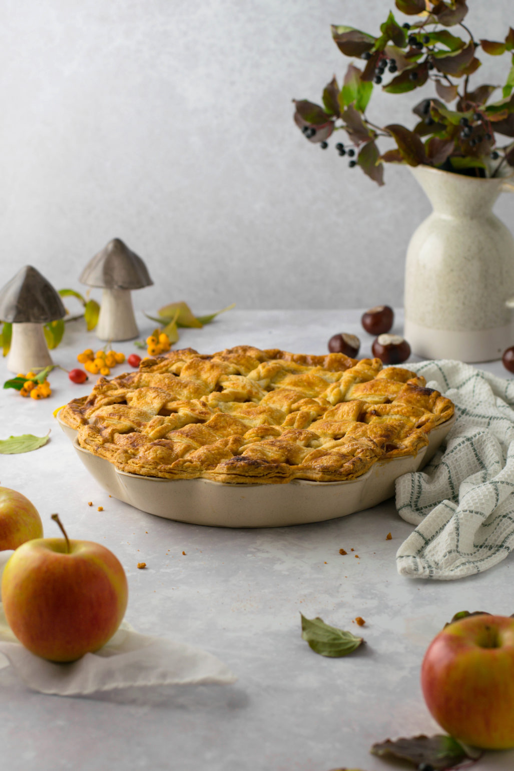 Klassischer Apple Pie Einfaches Rezept zum Backen von amerikanisch klassischem Apple Pie mit Ahornsirup. Saisonaler gedeckter Apfelkuchen mit schön dekoriertem Teig Gitter. #Applepie #Pie #Piecrust #Rezept #deutsch