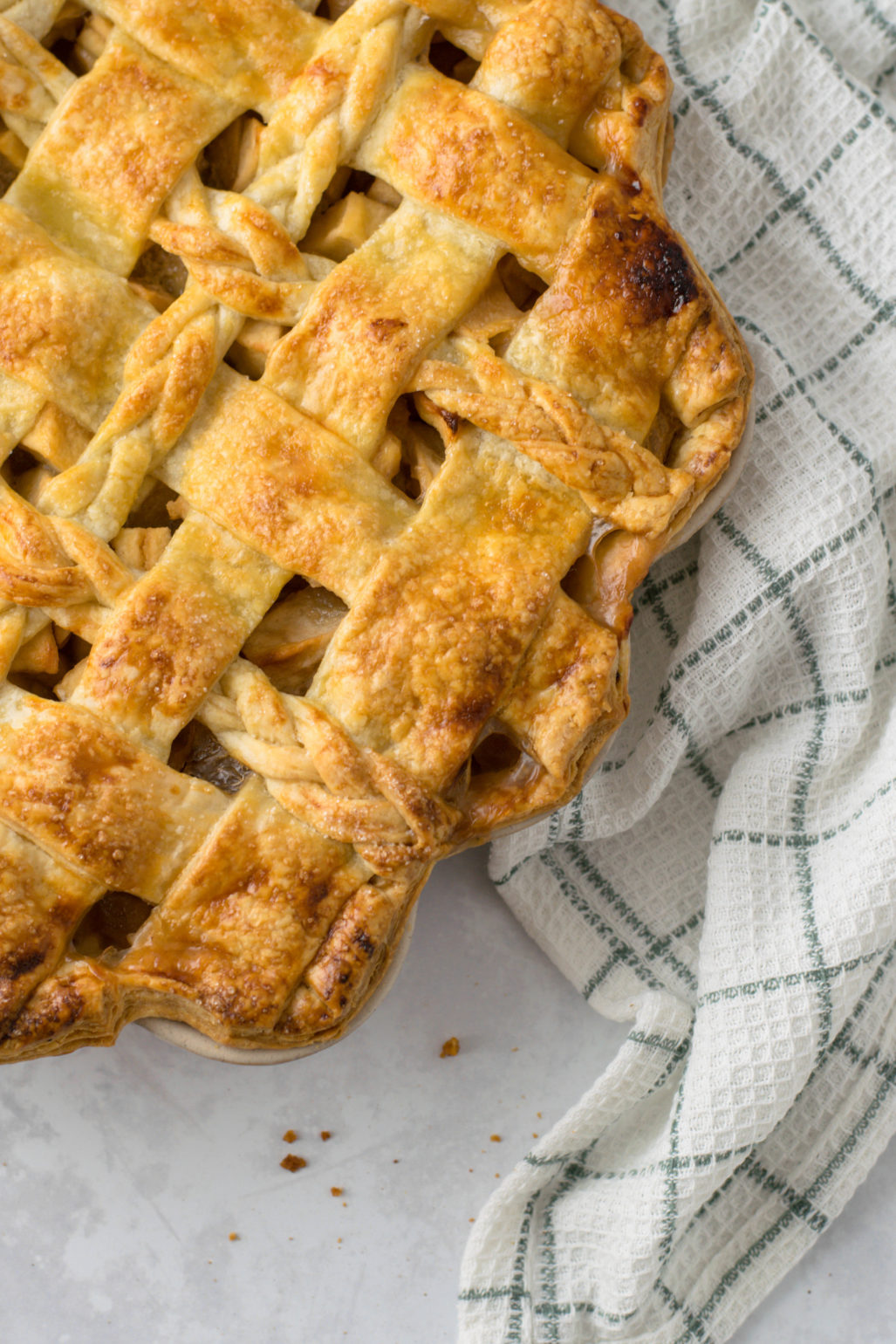 Klassischer Apple Pie Einfaches Rezept zum Backen von amerikanisch klassischem Apple Pie mit Ahornsirup. Saisonaler gedeckter Apfelkuchen mit schön dekoriertem Teig Gitter. #Applepie #Pie #Piecrust #Rezept #deutsch