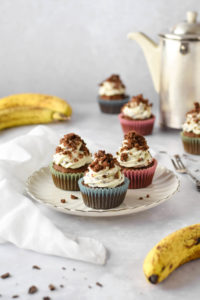 Maulwurfkuchen Muffins Einfaches Rezept für saftige Maulwurfkuchen Muffins mit Bananen und Quark Frosting. Die muss man gar nicht dekorieren! Schnell und einfach selber machen. #Maulwurfkuchen #Muffins #Cupcakes #Banane