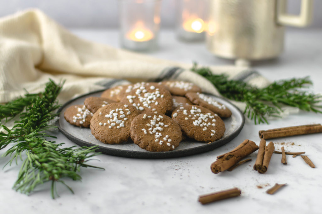 Einfaches und schnelles Plätzchen Rezept zu Weihnachten zum Ausstechen. Traditionelle Weihnachtliche Kekse mit Rübensirup ähnlich wie Braune Kuchen. #Plätzchen #Weihnachten #Kekse #Rezept