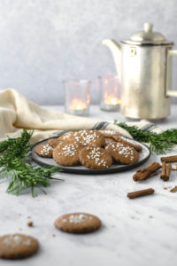 Einfaches und schnelles Plätzchen Rezept zu Weihnachten zum Ausstechen. Traditionelle Weihnachtliche Kekse mit Rübensirup ähnlich wie Braune Kuchen. #Plätzchen #Weihnachten #Kekse #Rezept