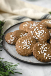 Einfaches und schnelles Plätzchen Rezept zu Weihnachten zum Ausstechen. Traditionelle Weihnachtliche Kekse mit Rübensirup ähnlich wie Braune Kuchen. #Plätzchen #Weihnachten #Kekse #Rezept