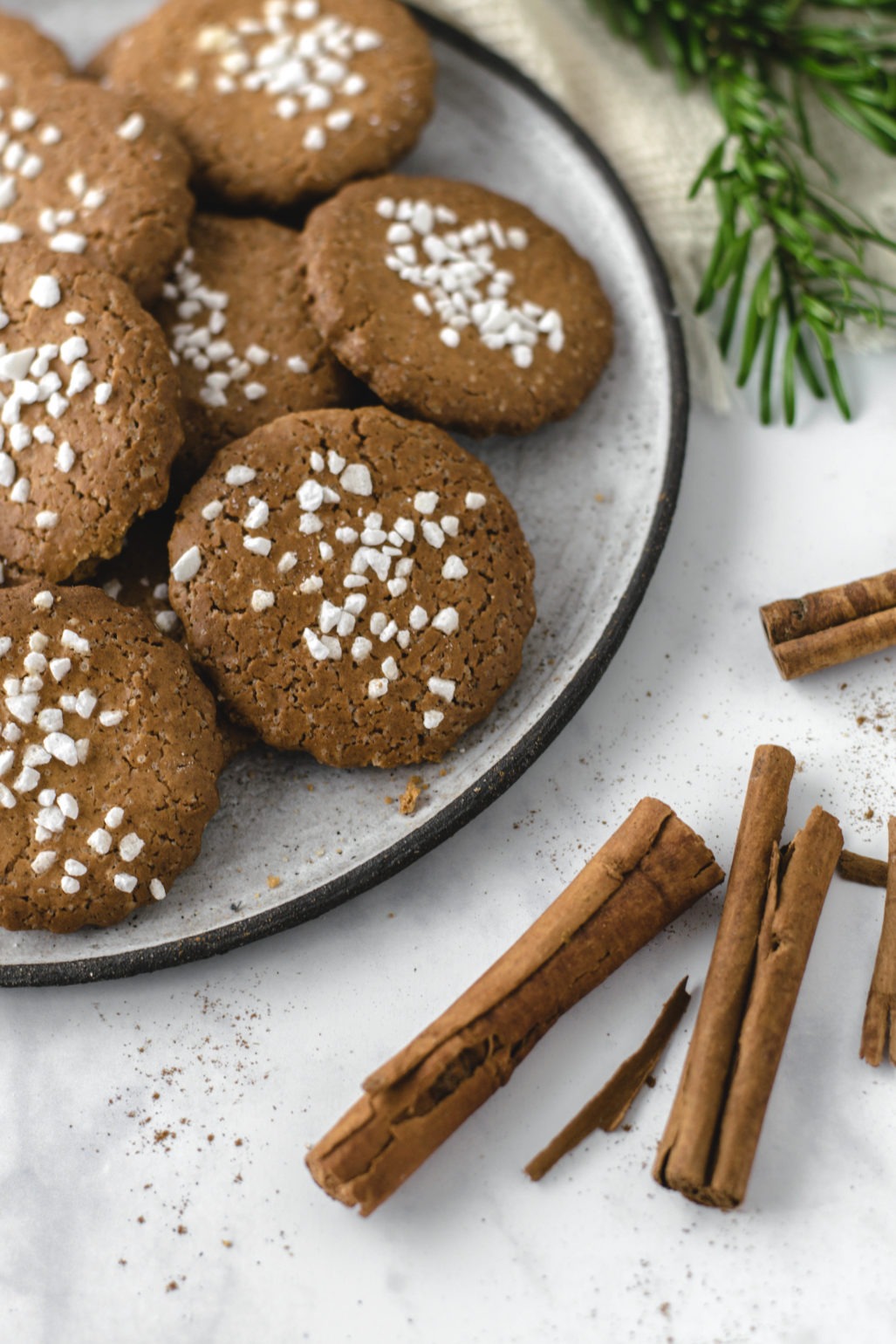 Einfaches und schnelles Plätzchen Rezept zu Weihnachten zum Ausstechen. Traditionelle Weihnachtliche Kekse mit Rübensirup ähnlich wie Braune Kuchen. #Plätzchen #Weihnachten #Kekse #Rezept