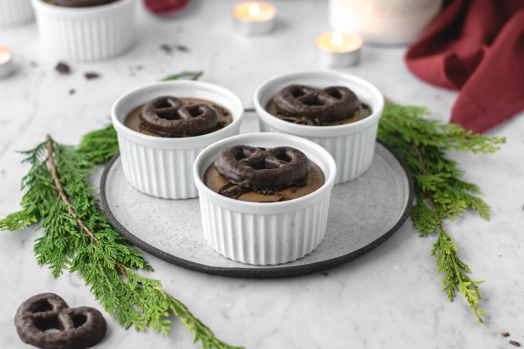 Lebkuchen Mousse au Chocolat Rezept für Lebkuchen Mousse au chocolat im Glas. Schnell und einfach gemacht, danach mit Lebkuchen verzieren und servieren. Perfektes Dessert für Weihnachten! #MousseAuChocolat #Dessert #Weihnachten #Schokolade