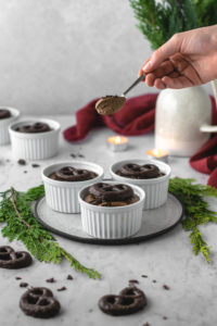 Lebkuchen Mousse au Chocolat Rezept für Lebkuchen Mousse au chocolat im Glas. Schnell und einfach gemacht, danach mit Lebkuchen verzieren und servieren. Perfektes Dessert für Weihnachten! #MousseAuChocolat #Dessert #Weihnachten #Schokolade