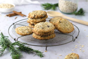 Zimt Dattel Haferkekse Rezept für weiche Haferkekse mit Zimt und Datteln, super schnell und einfach backen. Auch als Frühstückskeks, da einigermaßen gesund. Auch super als ausgefallene Plätzchen für Weihnachten #Haferkeks #Plätzchen #Kekse