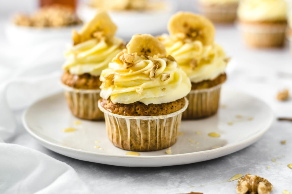 Rezept für Bananen Walnuss Cupcakes mit Frischkäse Topping, einfach und schnell. Saftiger Bananen Walnuss Muffins mit Buttercreme Frischkäsetopping. #Cupcakes #rezept #bananen