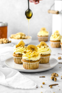 Rezept für Bananen Walnuss Cupcakes mit Frischkäse Topping, einfach und schnell. Saftiger Bananen Walnuss Muffins mit Buttercreme Frischkäsetopping. #Cupcakes #rezept #bananen