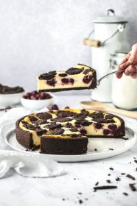 Einfaches und schnelles Rezept für russischen Zupfkuchen mit Kirschen ohne Puddingpulver. Super saftiger und cremiger Käsekuchen mit Schoko Mürbeteig. #Zupfkuchen #Käsekuchen #Geburtstagskuchen #Kirschen