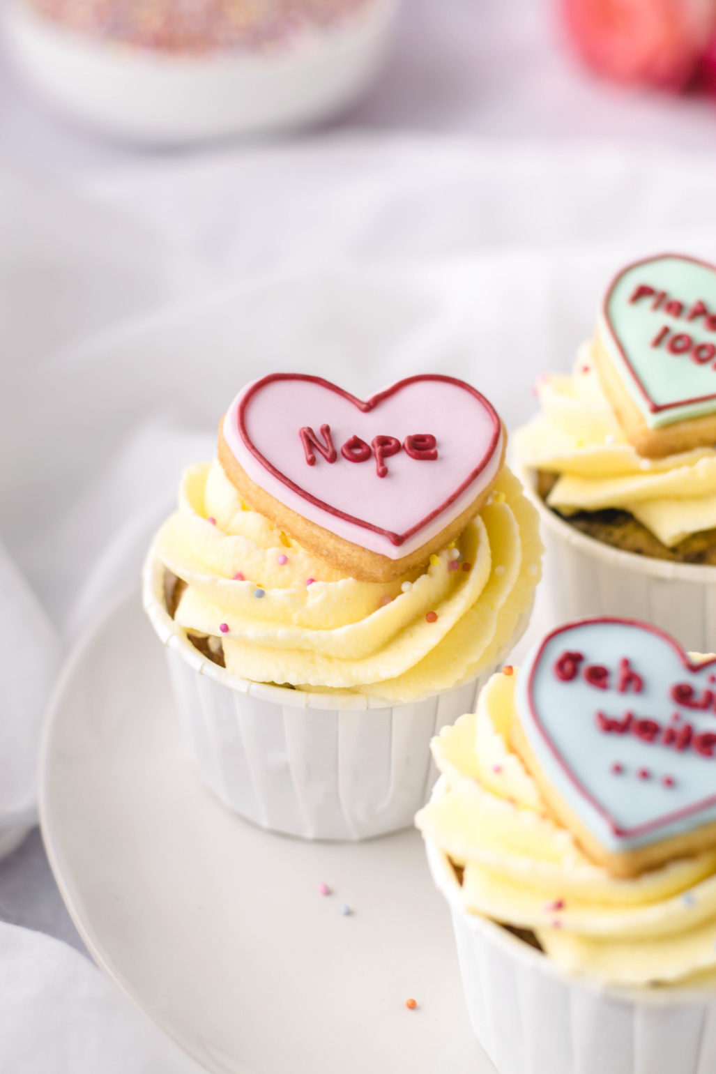 Rezept für saftige Blaubeer Cupcakes zum Anti Valentinstag. Cupcakes mit Frischkäse Buttercreme Frosting dekoriert. Einfach gemacht und schnell aufgegessen! #Cupcakes #Valentinstag #Frischkäse