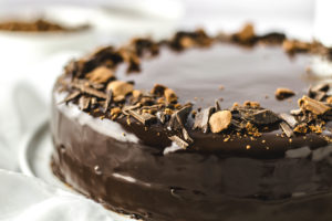 Rezept zum backen einer saftigen Wiener Sachertorte mit Marillenmarmelade und glänzendem Schokoüberzug. Kreativ dekorieren und verzieren. Perfekt für Geburtstag oder andere Feste! #Sachertorte #Sacher #Schokoladenkuchen #Schokokuchen