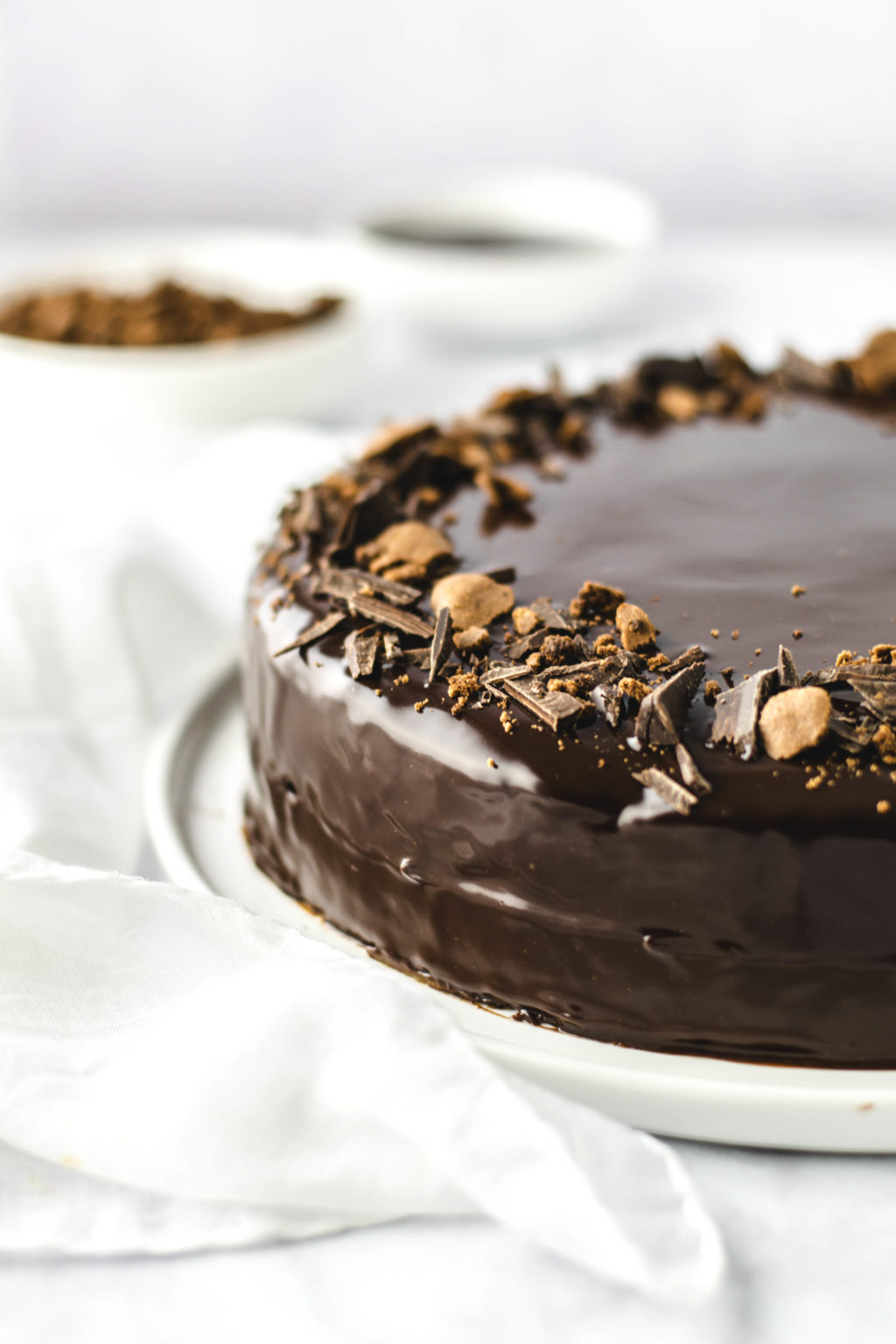 Saftige Wiener SACHERTORTE mit Marillenmarmelade