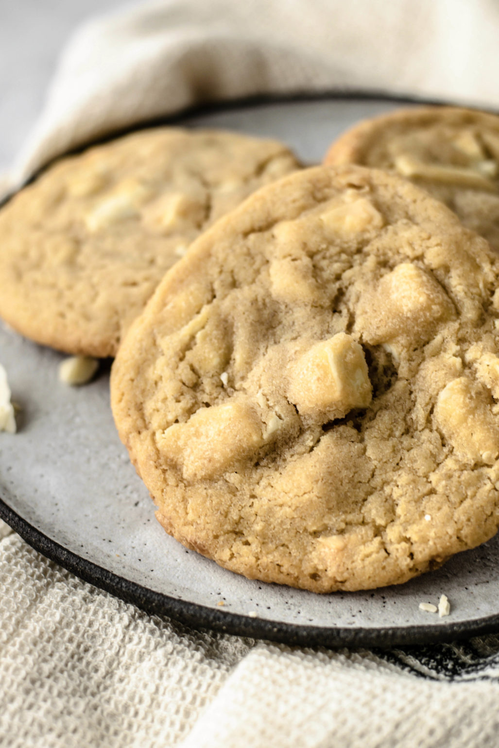 Rezept für weiße Schokoladen Cookies, weiche amerikanische White Chocolate Chip Kekse wie von Subway schnell und einfach selber backen. Super saftig mit cremigen Schokostückchen! #Kekse #Cookies #Subway #Schoko