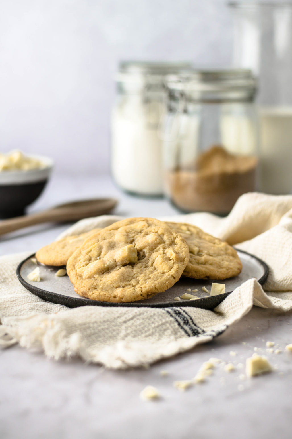 Rezept für weiße Schokoladen Cookies, weiche amerikanische White Chocolate Chip Kekse wie von Subway schnell und einfach selber backen. Super saftig mit cremigen Schokostückchen! #Kekse #Cookies #Subway #Schoko