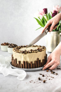 Rezept für eine Amicelli Kaffee Torte mit cremiger Mascarpone Creme, Nuss und Schokolade. Haselnüsse auf sahniger Creme mit saftigen Schoko-Böden. #Amicelli #Kaffeetorte #Torte #Geburtstagstorte
